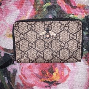 Gucci GG Supreme zip card case wallet